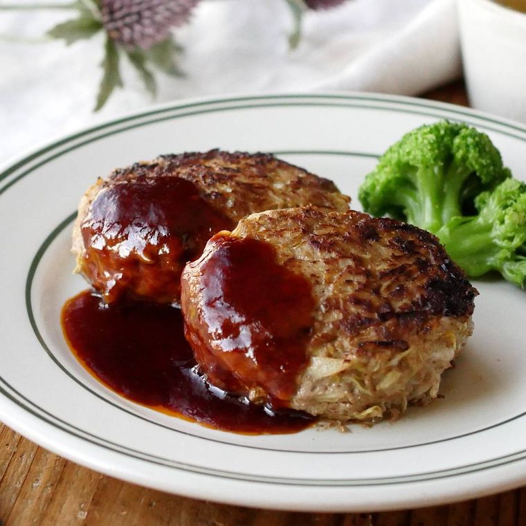 白い皿に盛り付けたたっぷりキャベツのハンバーグ