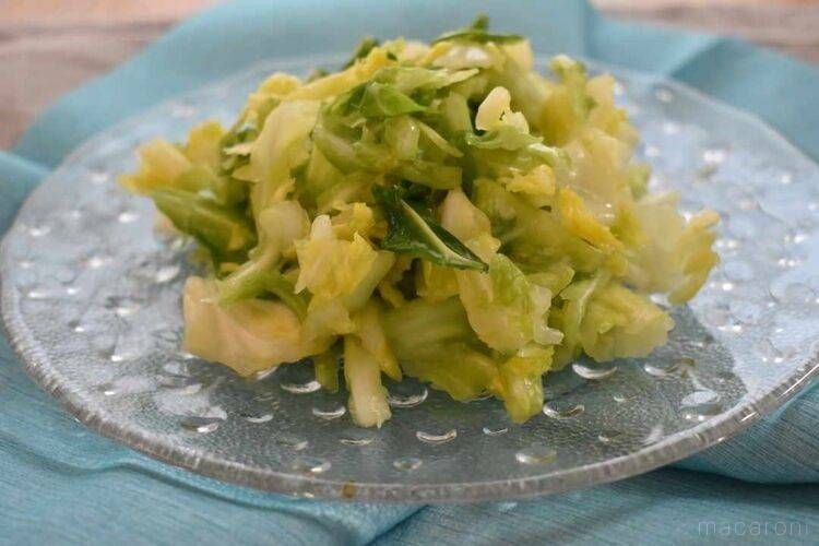 ガラスの皿に盛られた塩もみキャベツ