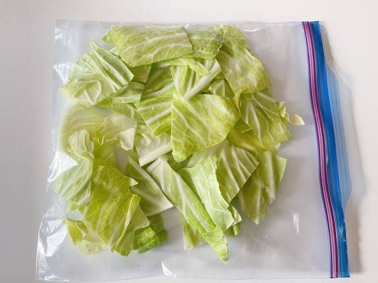 フリーザーバッグに入ったキャベツ