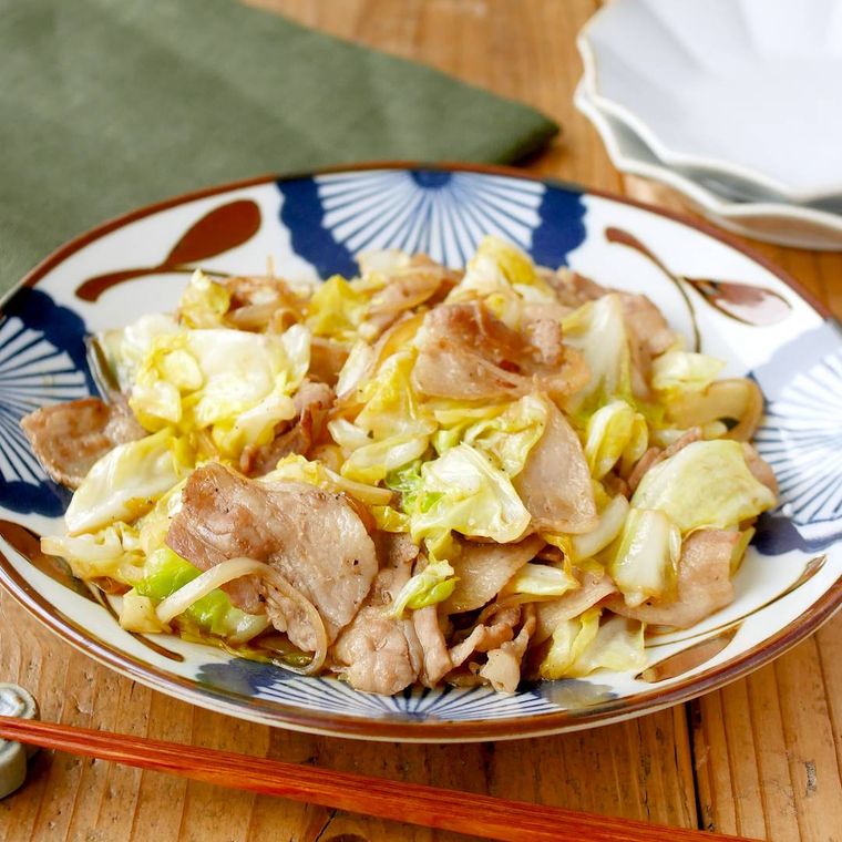 和皿に盛り付けたキャベツと豚バラのポン酢炒め