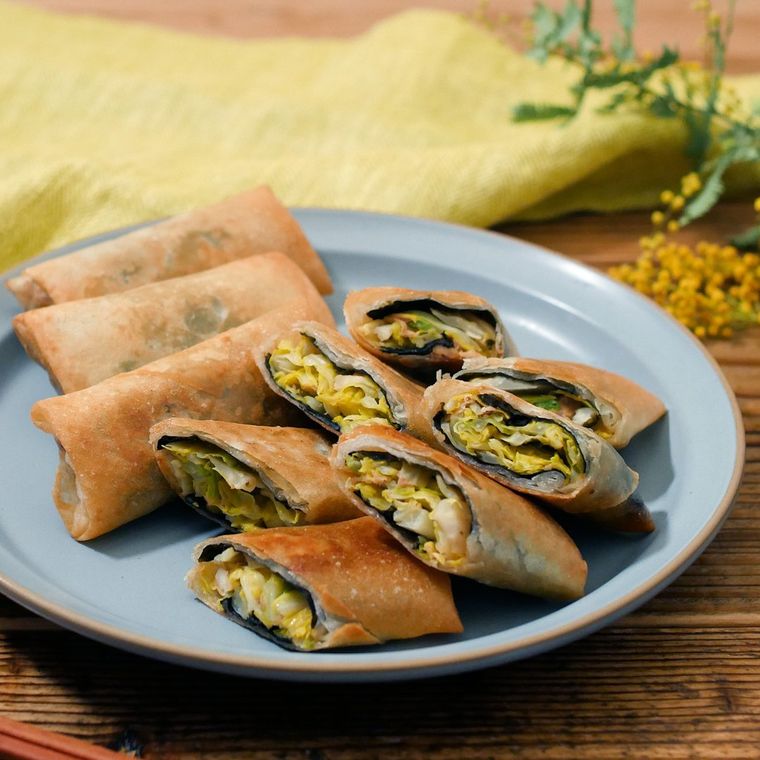 皿に盛られたキャベツナ春巻き
