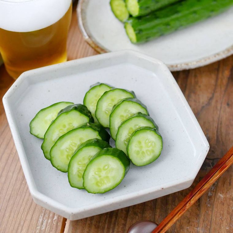 白いプレートに盛りつけられたきゅうりのビール漬け