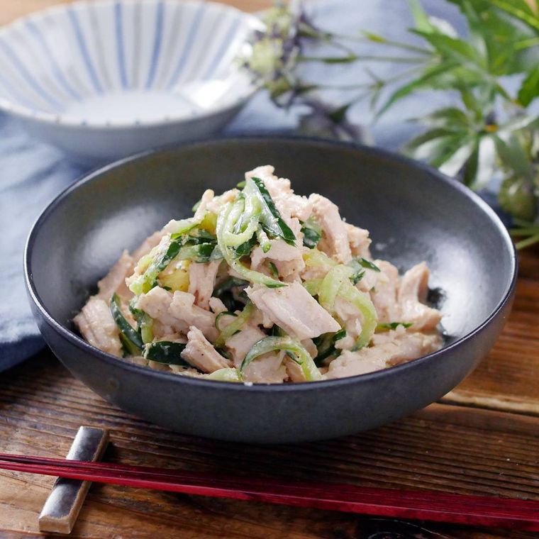 和食器に盛りつけられたきゅうりとサラダチキンのサラダ