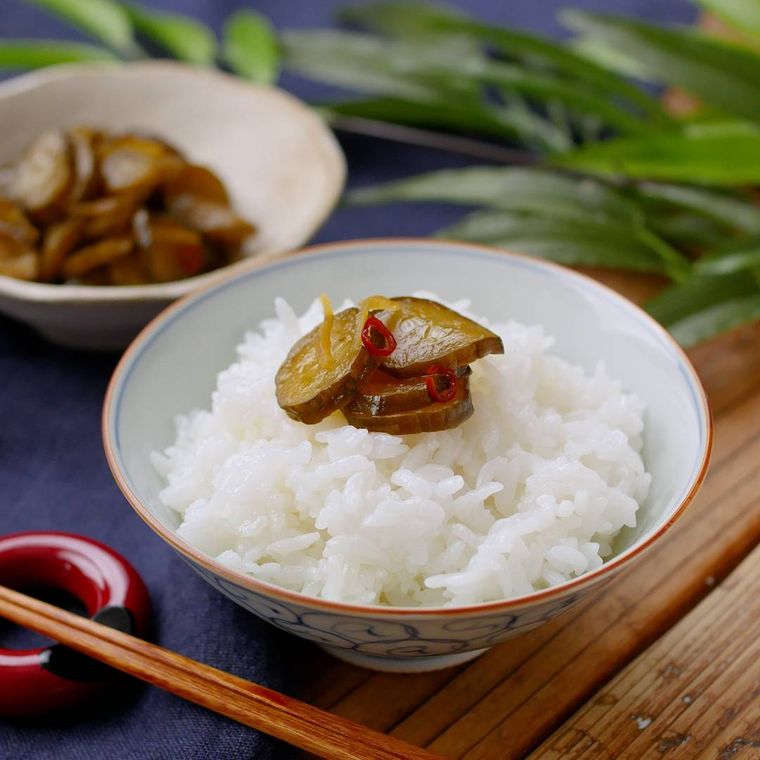 白いごはんの上にのっているきゅうりの佃煮