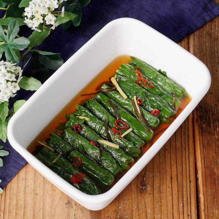 白い保存容器に入ったきゅうりのしそ巻き漬け