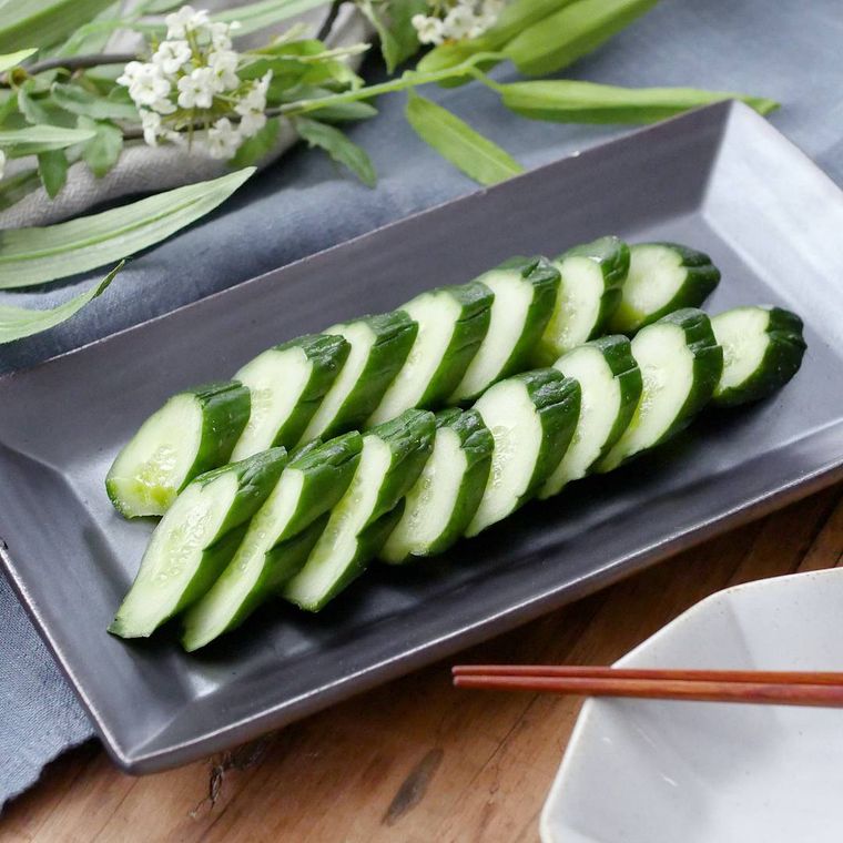 長方形の皿に盛りつけられたきゅうりのからし漬け