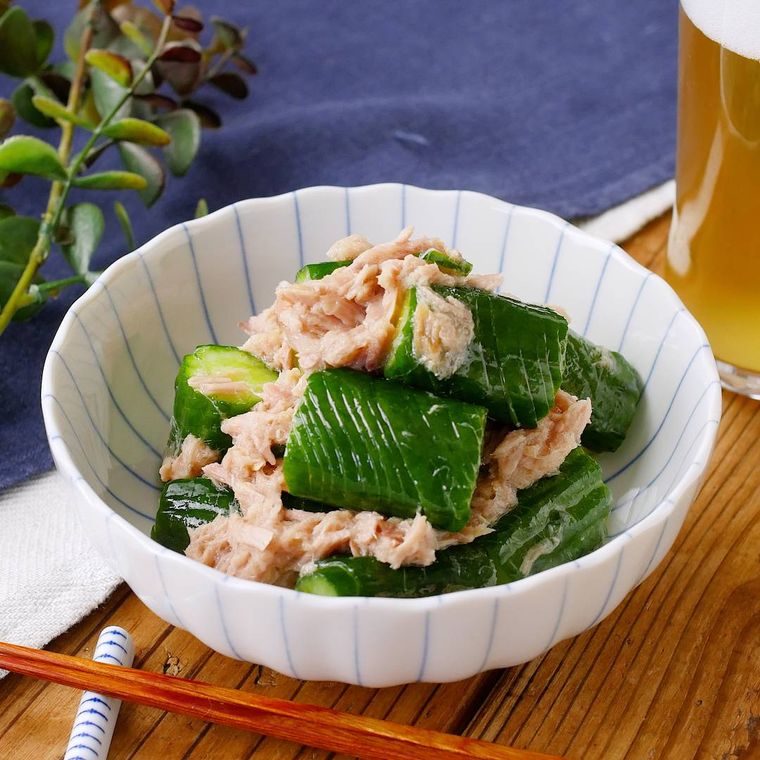 鉢に盛りつけられたきゅうりとツナの中華和え