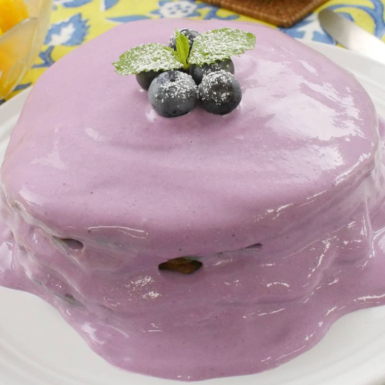 白い皿に盛られたブルーベリーパンケーキ