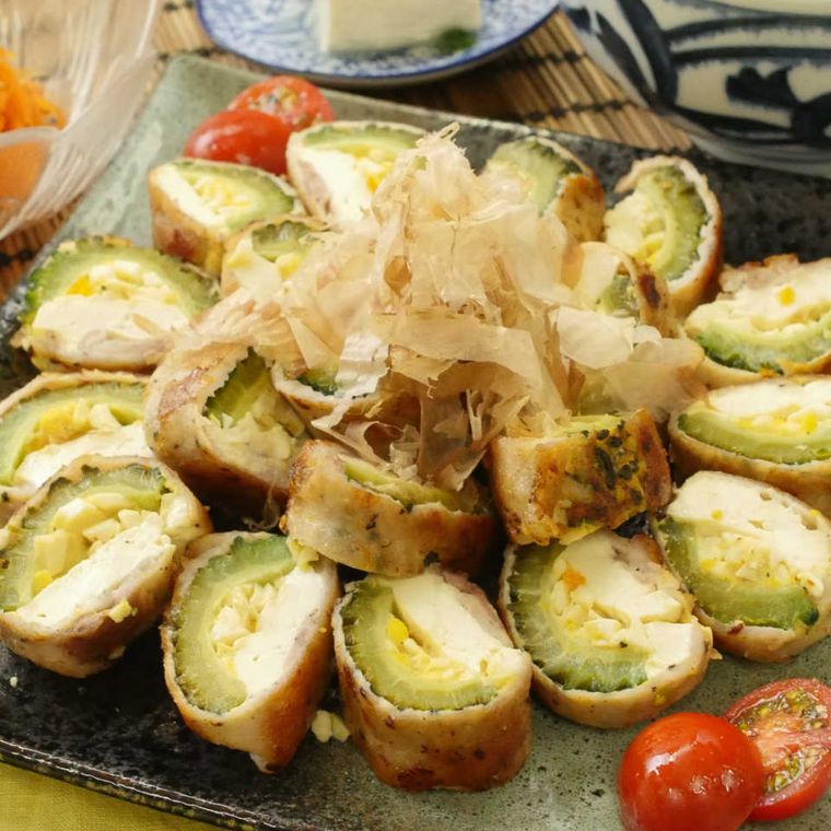 四角い皿に盛られたゴーヤの肉巻き