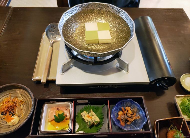 湯豆腐と八寸がセットの雅