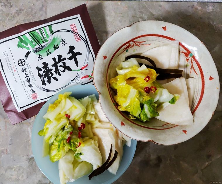 皿に盛られた千枚漬と白菜昆布漬