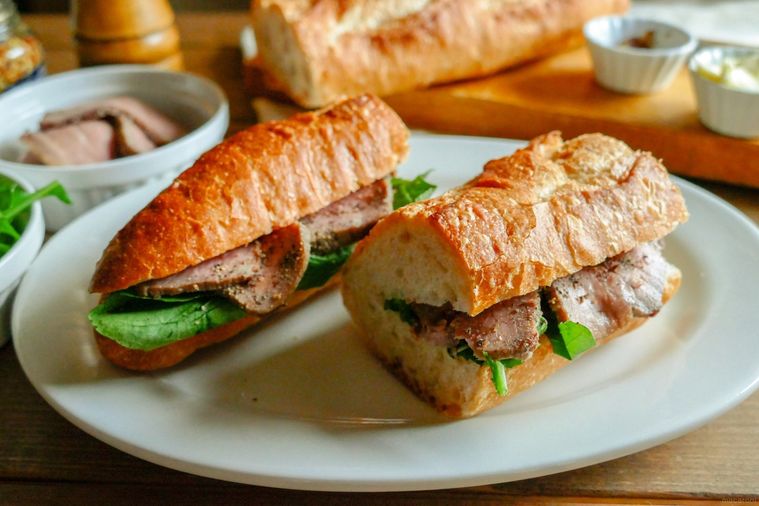 白い皿に盛られたローストビーフのバゲットサンド