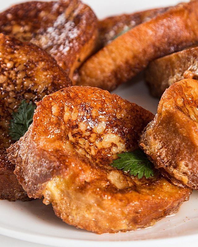 白い皿に盛られたスパニッシュトースト