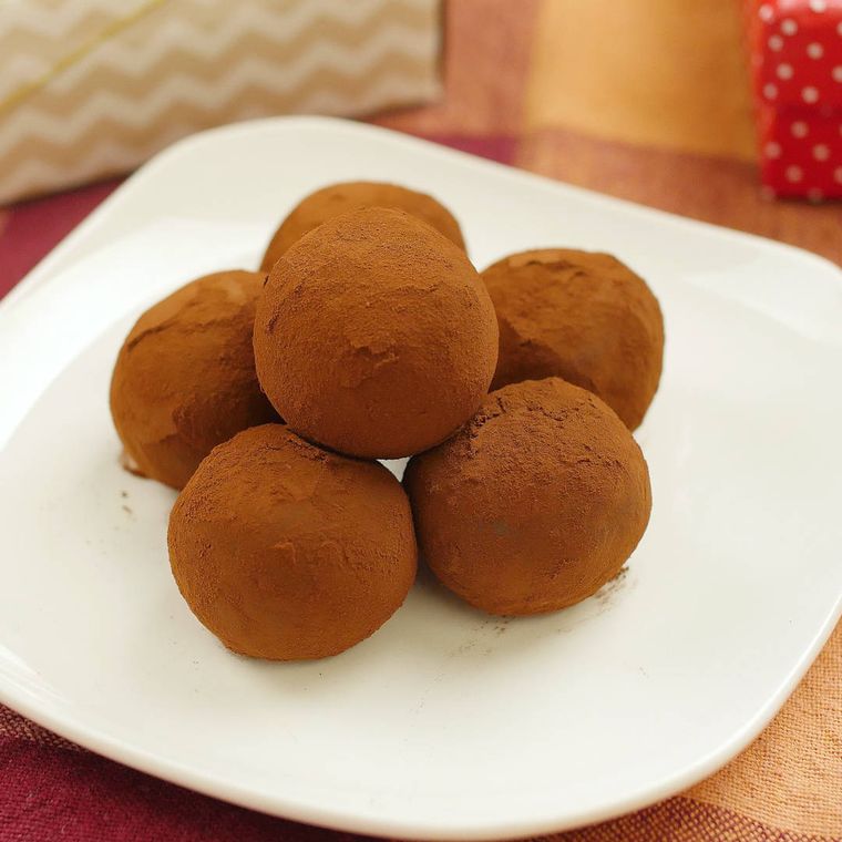 白い皿に盛り付けた濃厚トリュフチョコレート