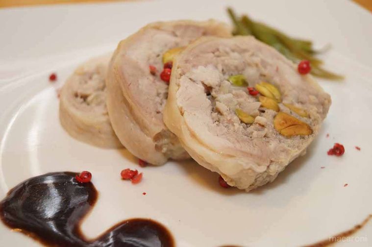 白いプレートの上の鶏肉のガランティーヌ