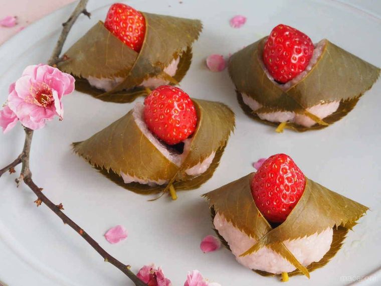 白い皿に4個並んだいちご桜もち