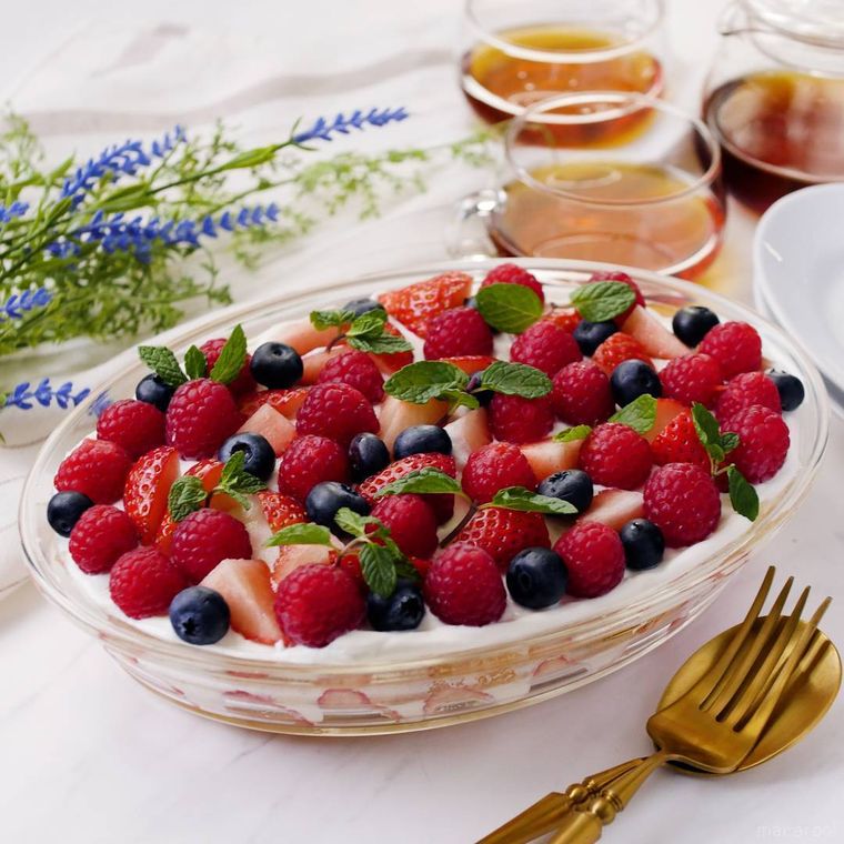 大皿の中のスコップケーキ