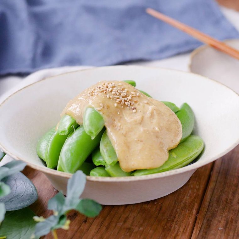 白い皿に盛り付けたスナップえんどうのごまマヨ和え