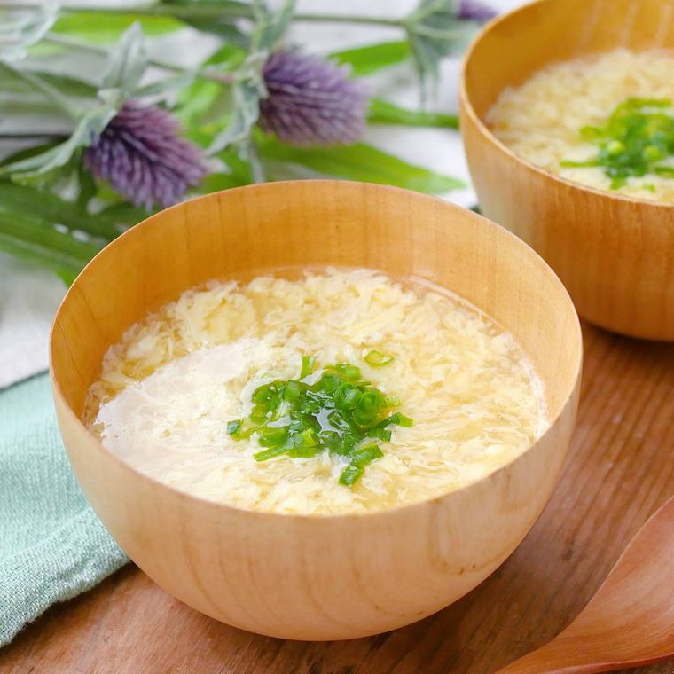 木のお椀に注いだかきたま汁