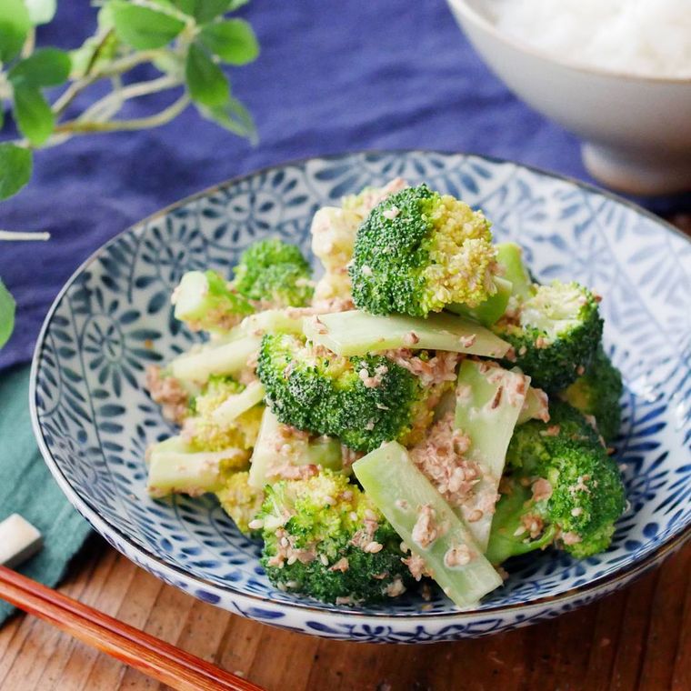青い模様が入った皿に盛り付けたブロッコリーのおかかマヨサラダ