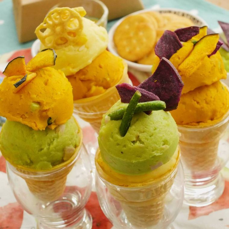 コップに刺したポテトサラダアイス