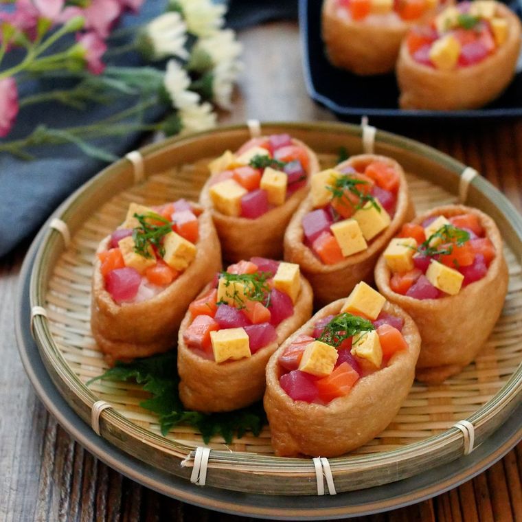 かごに盛り付けた贅沢ちらしいなり