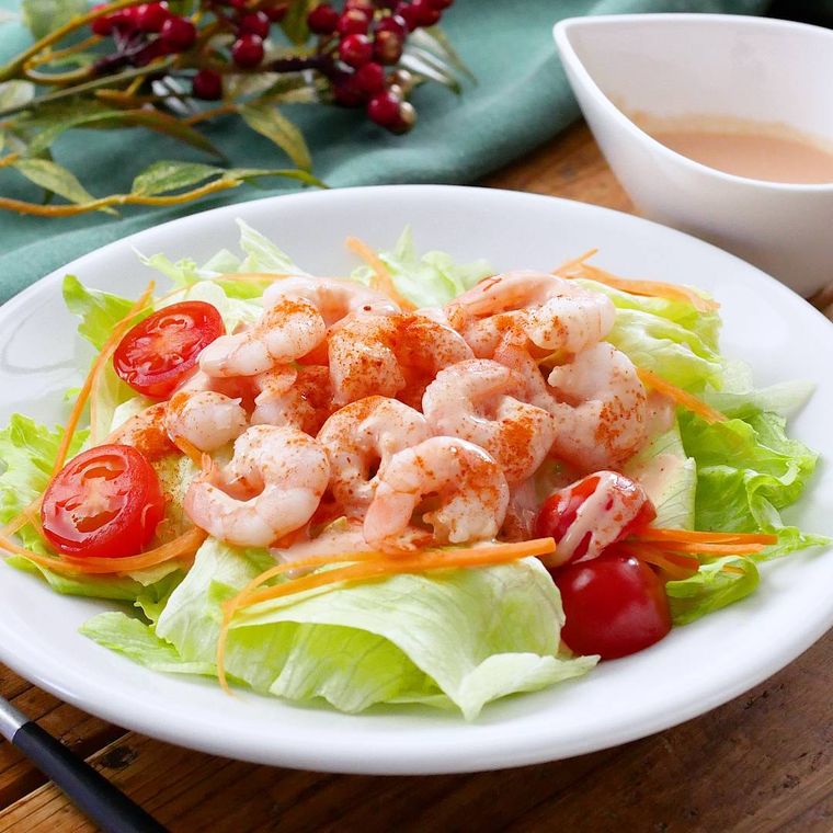 白い皿に盛り付けた小えびのカクテルサラダ