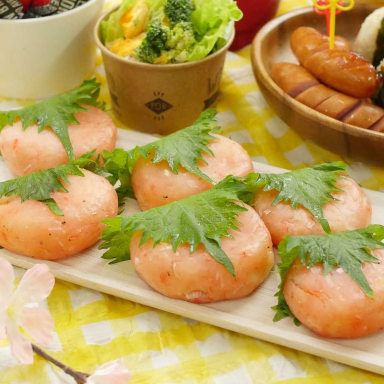 四角い皿に並べた桃色いももち