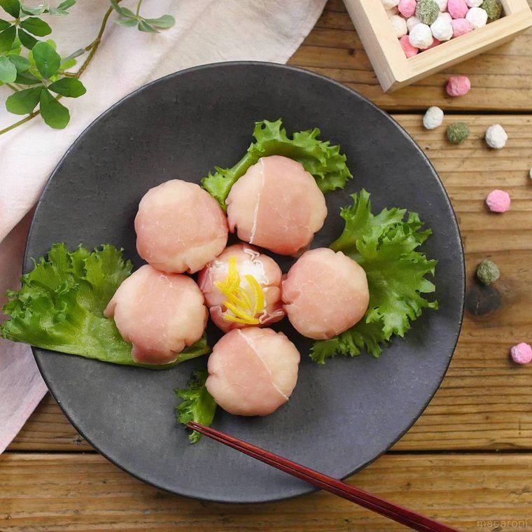 黒い皿に盛りつけた生ハム手まり寿司