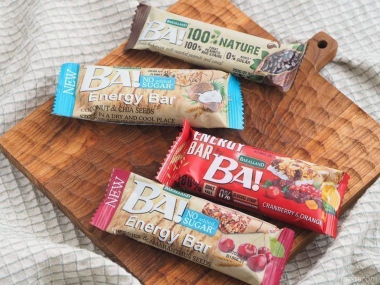 ボードに並べられた業務スーパーの4種のシリアルバー