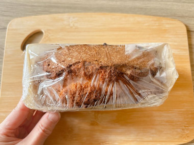 パウンドケーキにラップを巻いた様子