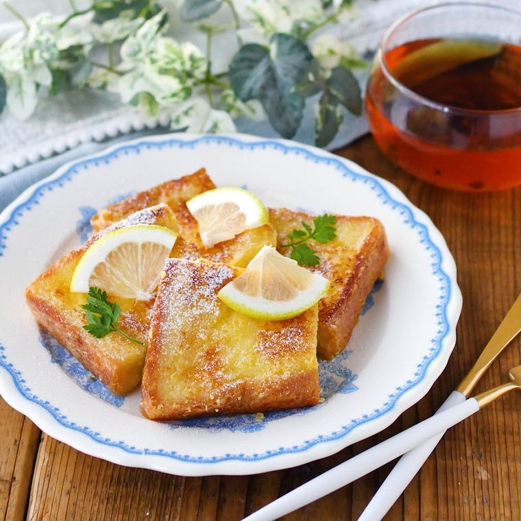 皿に盛り付けられたヨーグルトで作るフレンチトースト