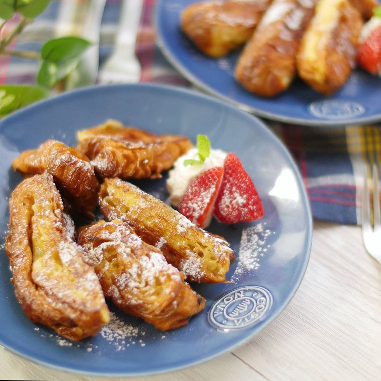 皿に盛り付けられたクロワッサンフレンチトースト