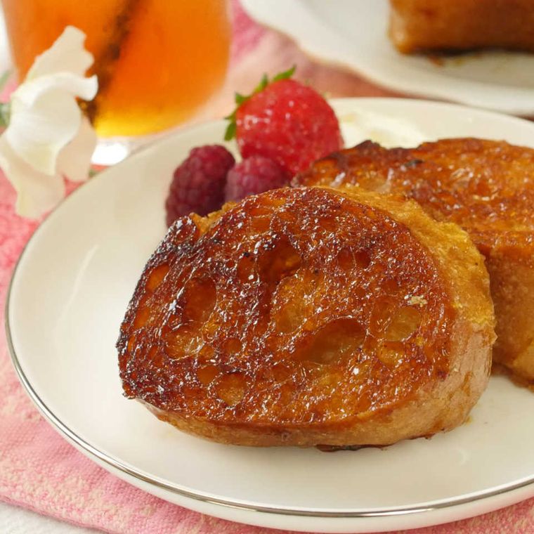 皿に盛り付けられたキャラメルフレンチトースト