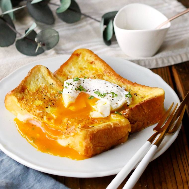 皿に盛り付けられたカルボナーラフレンチトースト