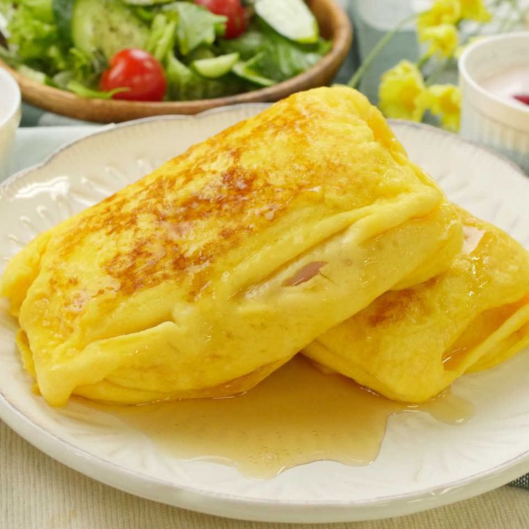 皿に盛り付けられたハムチーズフレンチトースト