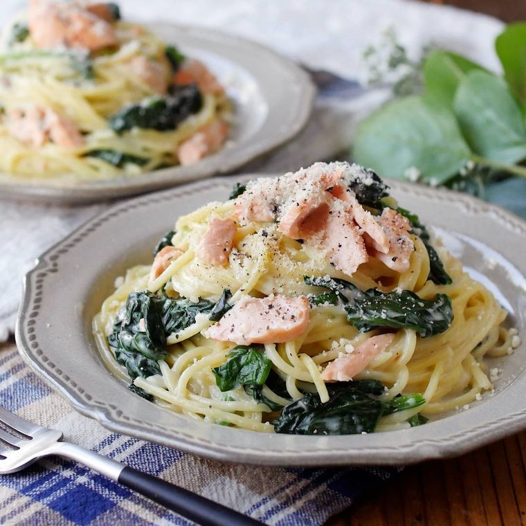 皿に盛りつけられたほうれん草とサーモンのクリームパスタ