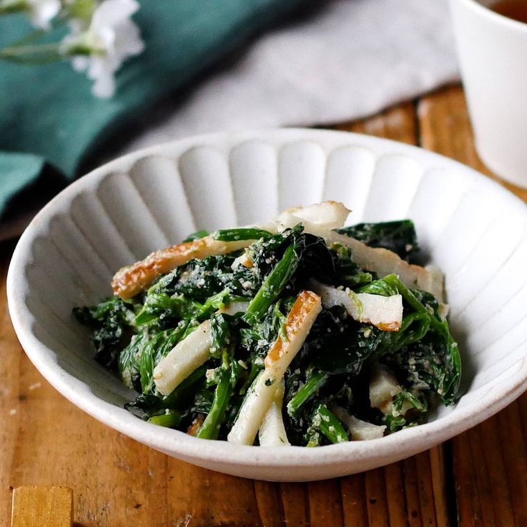 白い器に盛りつけられたほうれん草とちくわのごまマヨ和え