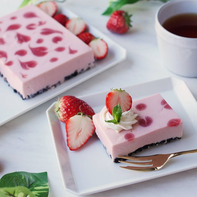 白い皿に盛り付けてあるいちごのレアチーズケーキといちご