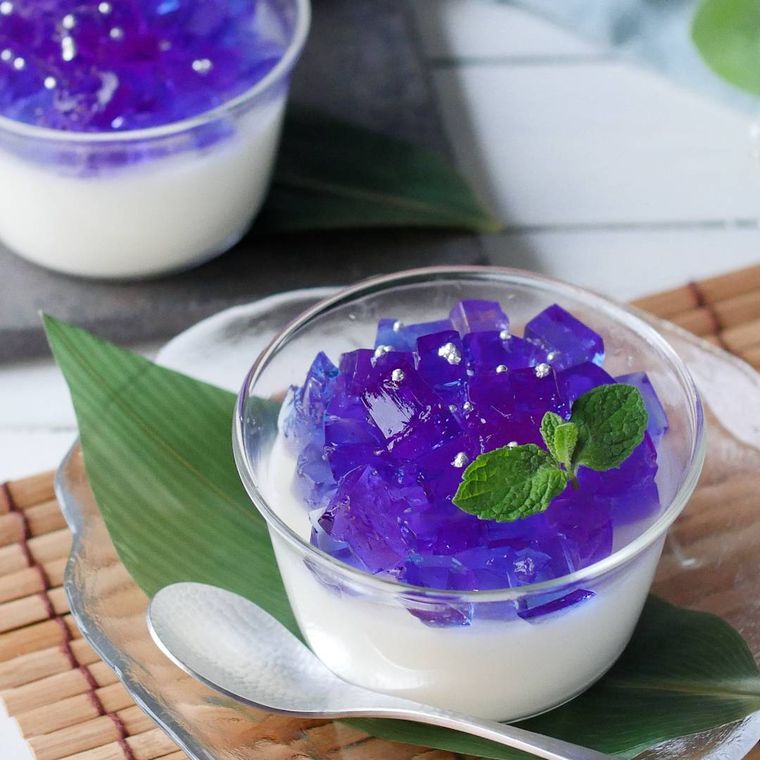 透明なカップに入っているバタフライピーであじさいゼリー