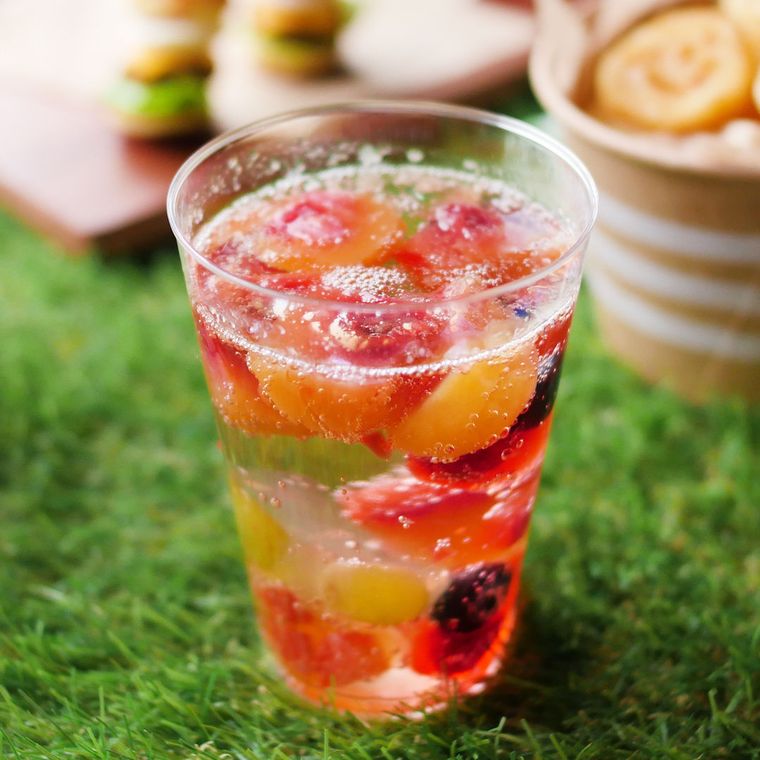 透明なカップに入っているフルーツゼリーポンチ