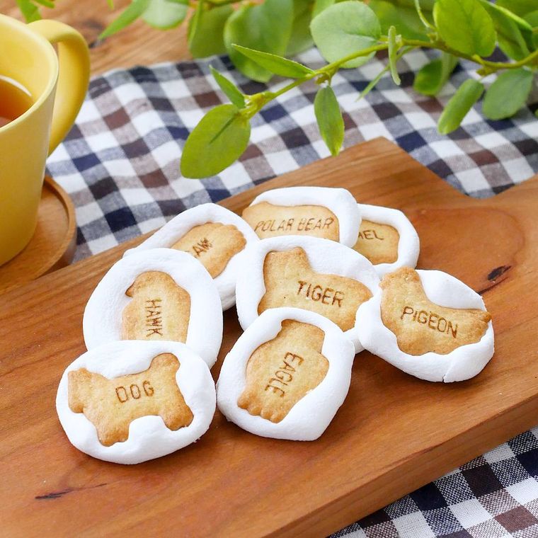 木のプレートに並んでいる動物マシュマロクッキー