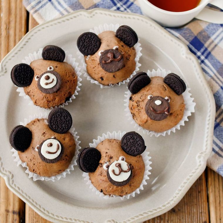 グレーの皿に並んでいるくまマフィン