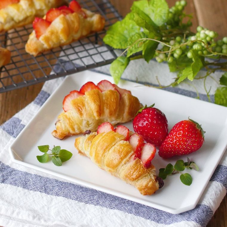 白い四角い皿にいちご大福風あんクロワッサンが2つ並んでいる様子