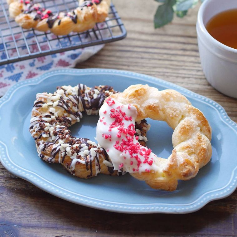 青い皿にデコレーションされたサクサクリングパイが2つ並んでいる様子