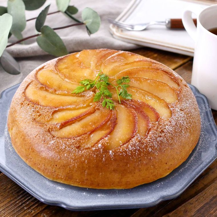 青い皿に盛られた、炊飯器リンゴケーキ