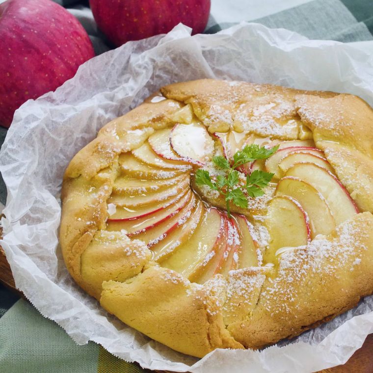 盛りつけられたリンゴの型なしタルト