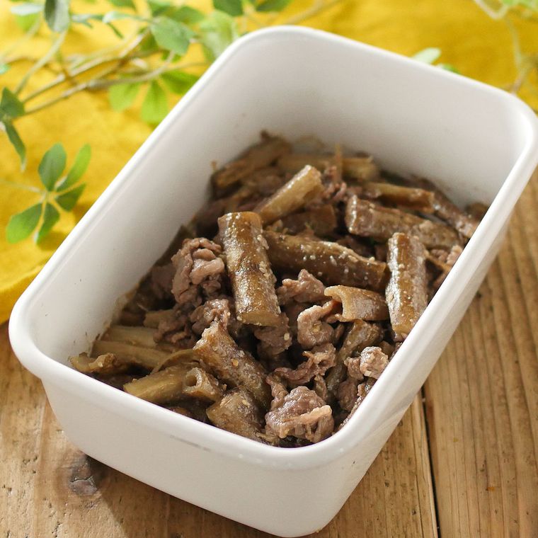 白い四角の保存容器に入ったたたきごぼうとすき焼き肉のみそ炒め