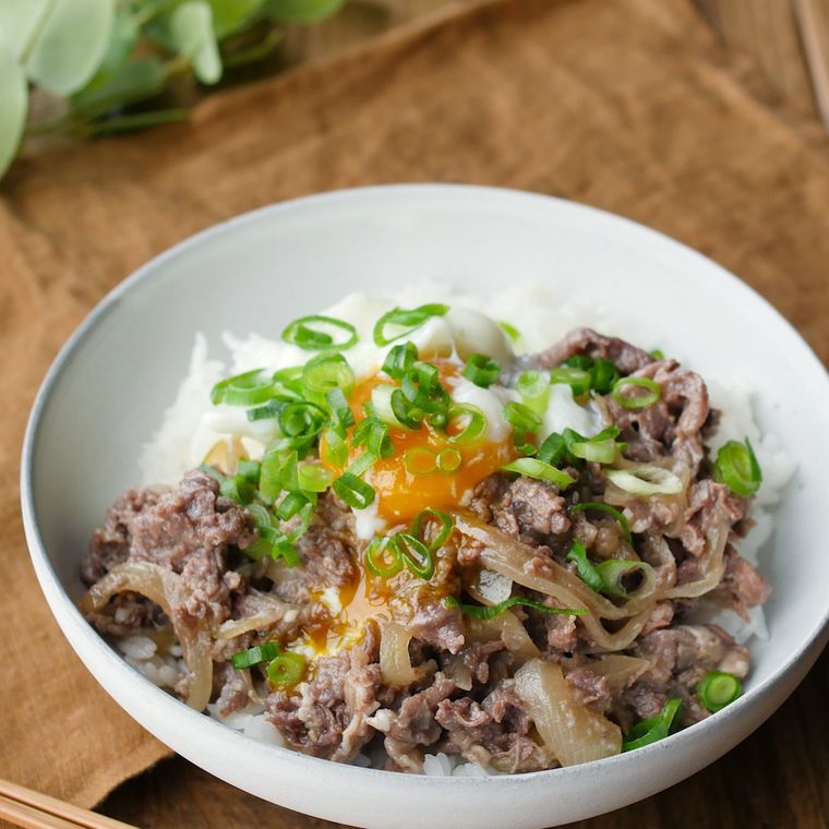 白い深皿に盛られたとろたまみそ牛丼