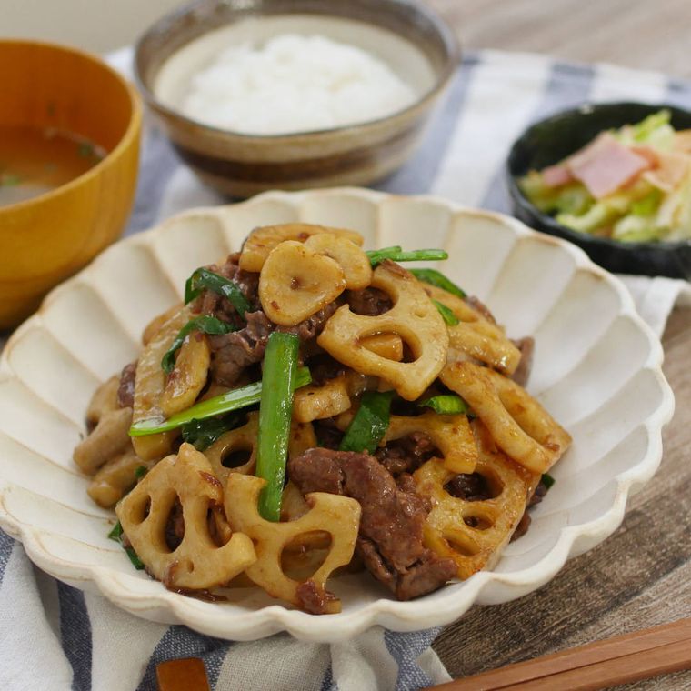 菊型の白い皿に盛られたすき焼き肉とれんこんの中華風炒め